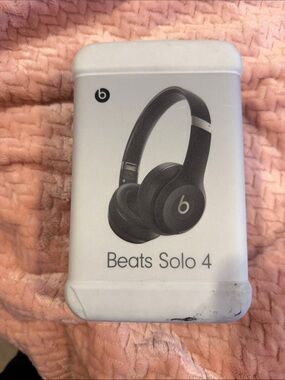 Beats by Dre Beats Solo 4 Headphones - Black on White Case